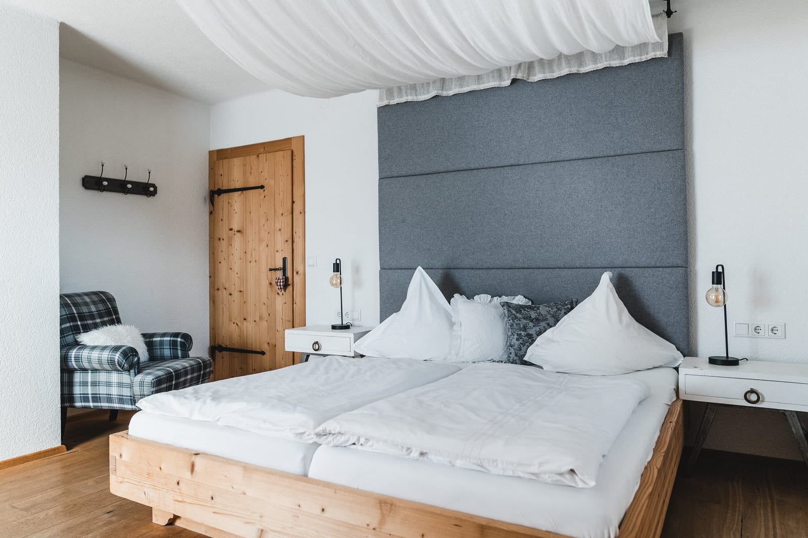 Heller Wohnbereich der Apfelbaum-Ferienwohnung