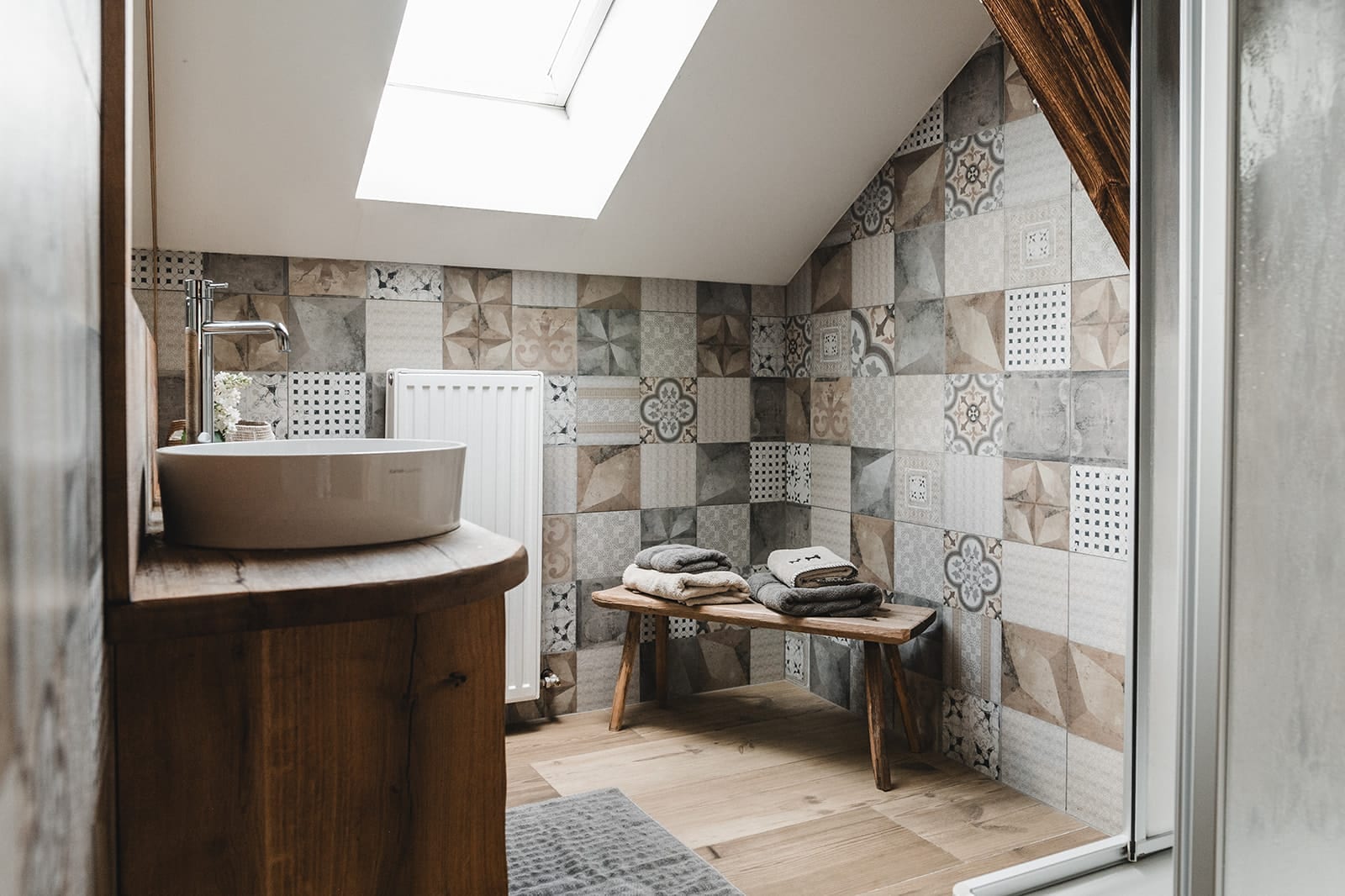 Badezimmer der Eseltraum mit Patchwork-Fliesen, Holz-Waschtisch und Dachfenster