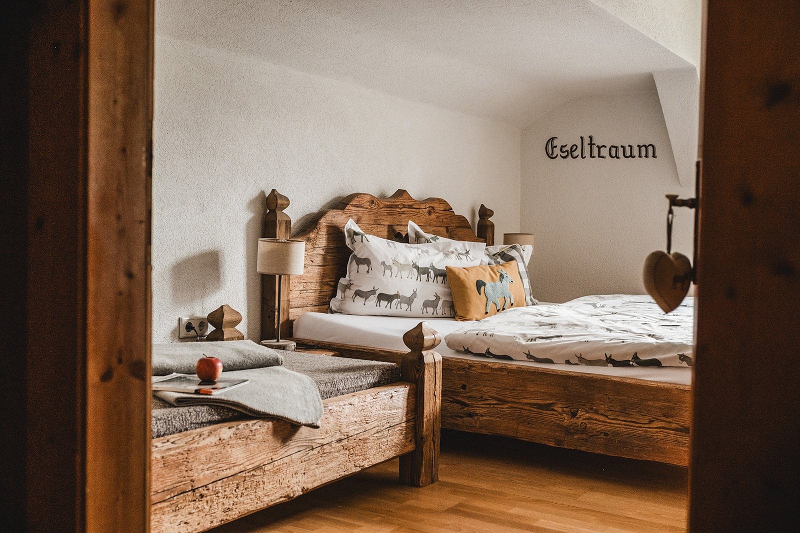 Schlafzimmer in der Eseltraum mit „Eseltraum"-Wandschriftzug und Doppelbett