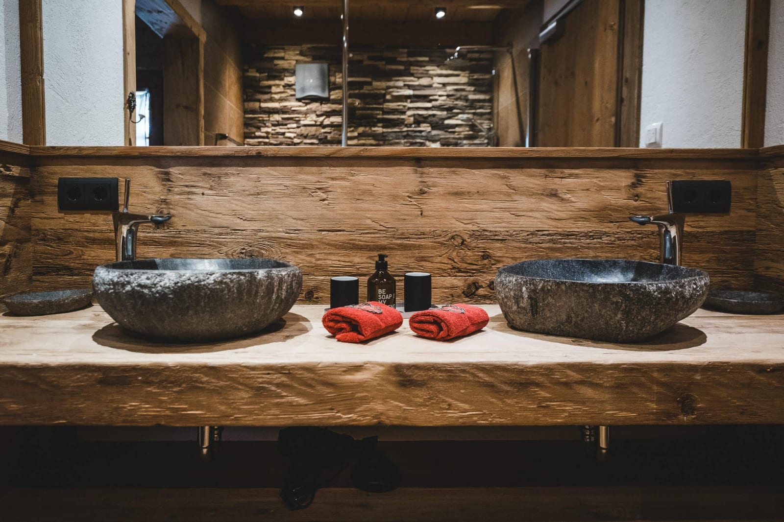Kuschelecke mit Kaminofen im Herzbluat-Chalet