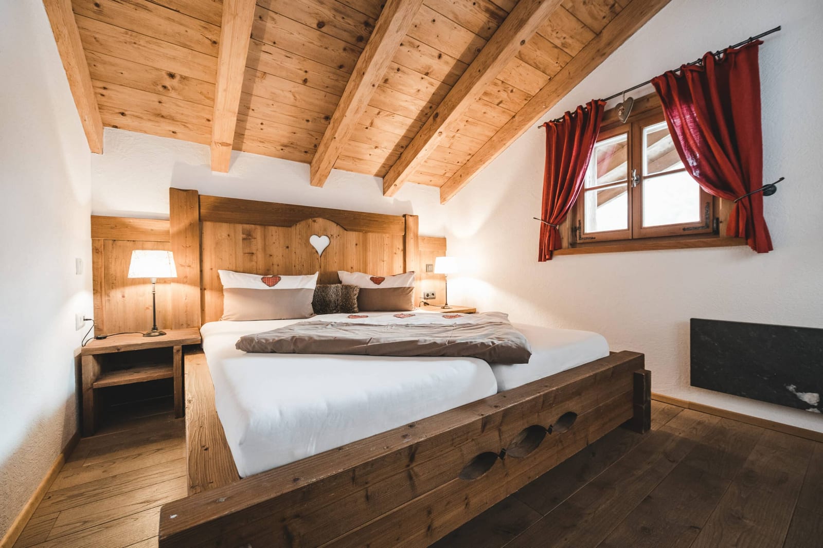 Wohnstube mit rustikalem Holztisch im Herzbluat-Chalet