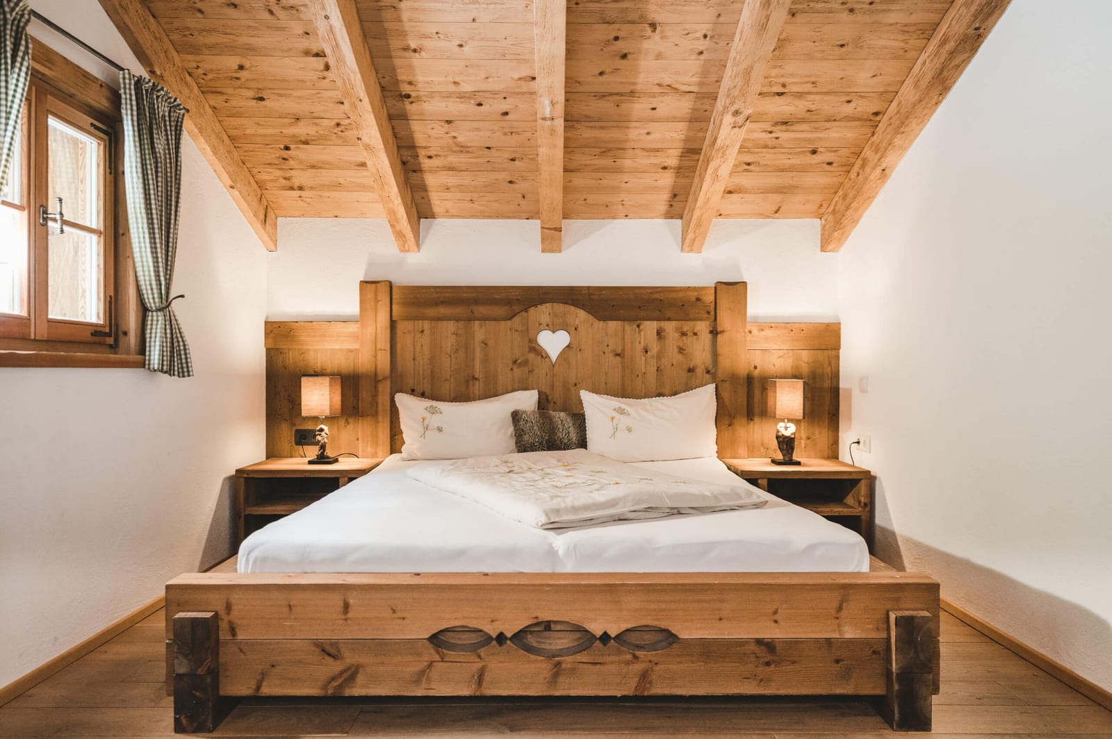Wohnstube mit Holztisch in der Lavendel