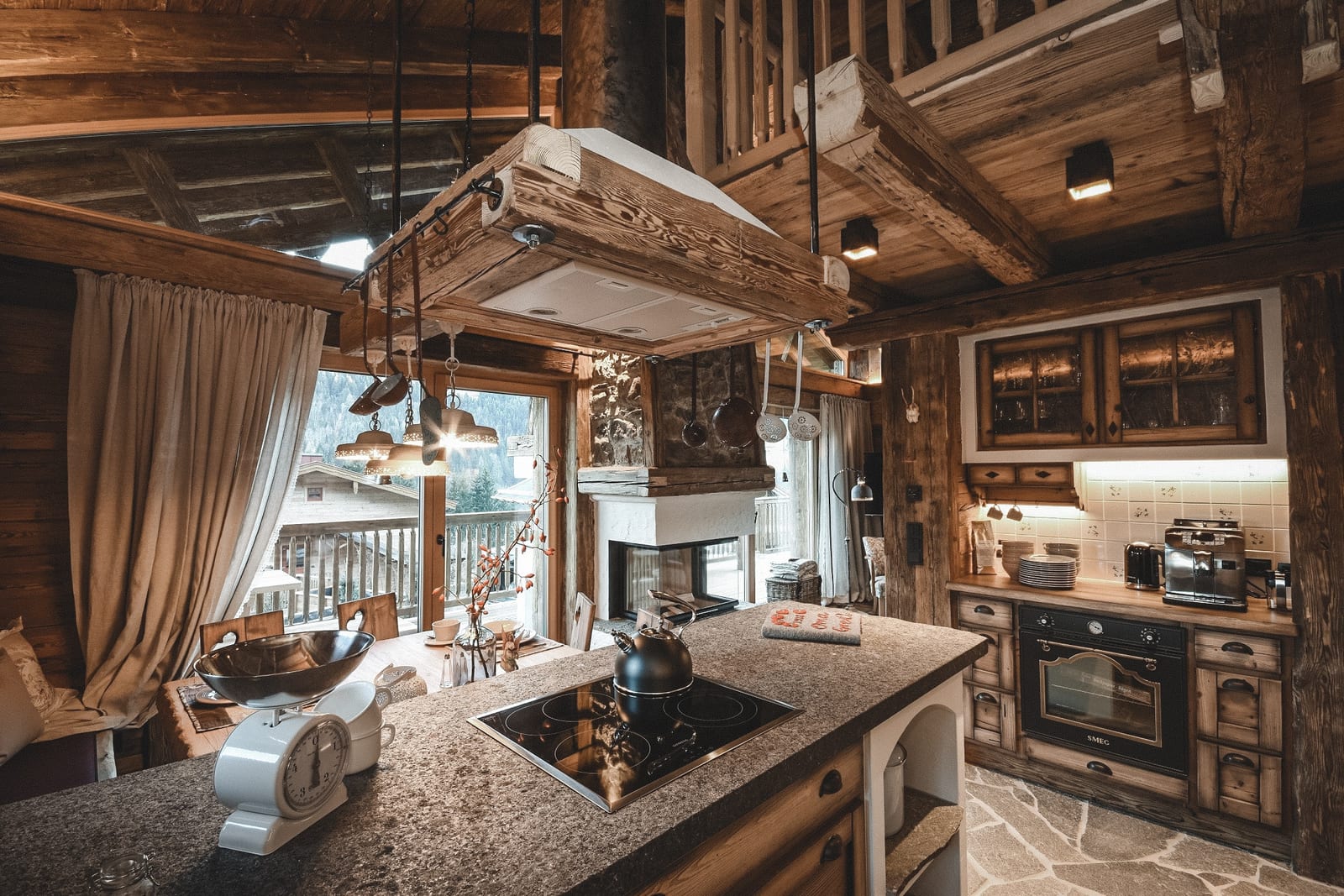 Esstisch mit Vintage-Stühlen in der Oma-Gretl-Hütte