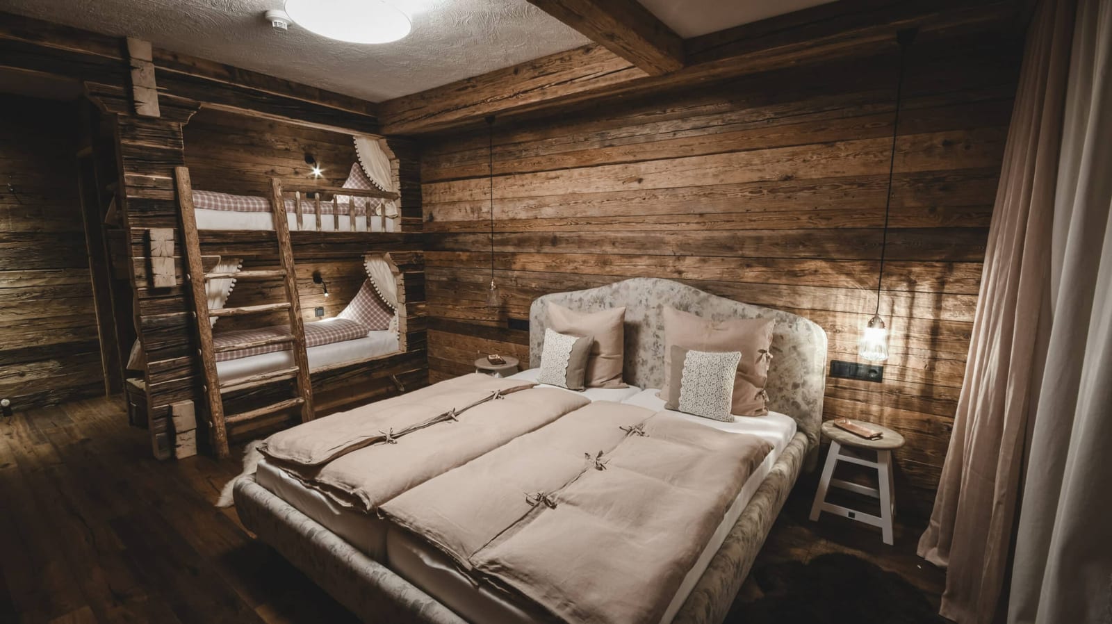 Familien-Schlafzimmer mit Kuschelnesterl in der Oma-Gretl-Hütte