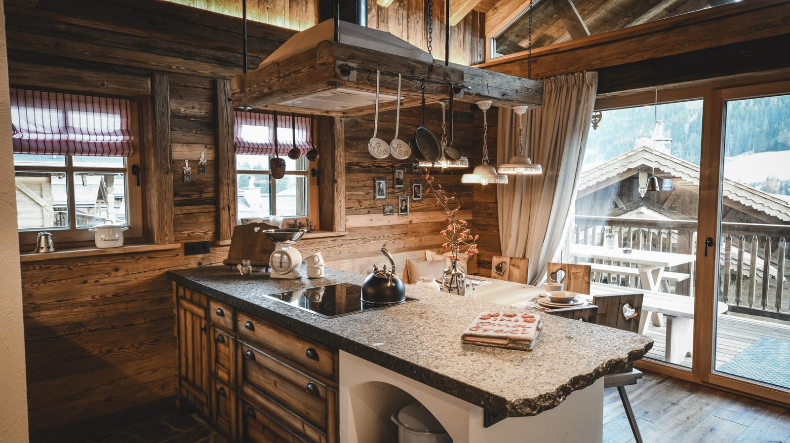 Wohnstube mit Esstisch in der Oma-Gretl-Hütte