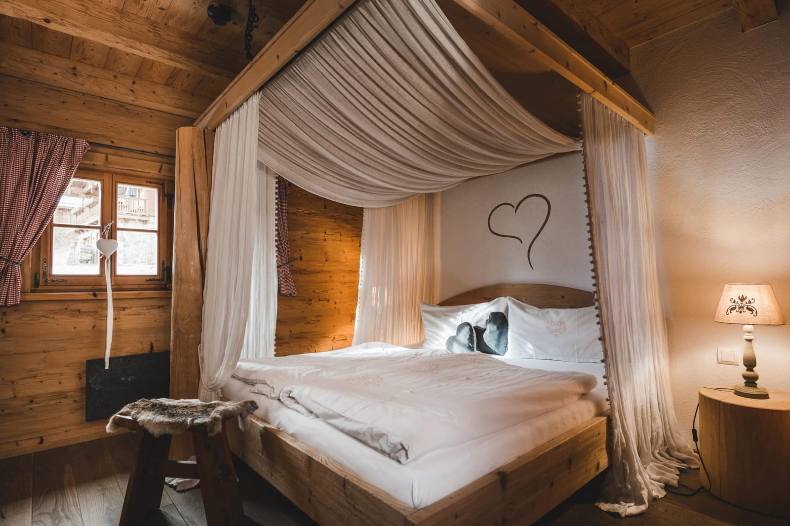 Esstisch in der Romanze-Hütte am Proneben Gut