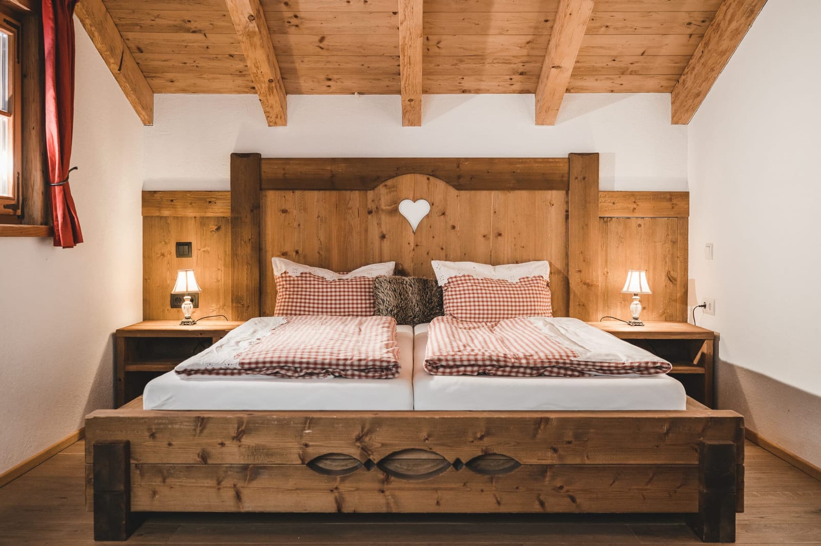 Wohnstube mit Holztisch im Romanze-Chalet am Proneben Gut