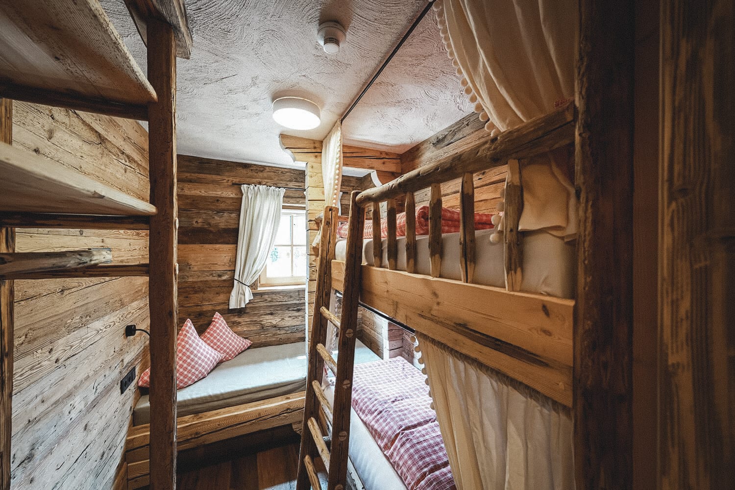 Kaminofen mit Sitzlandschaft in der Schmuckstück-Hütte am Hochkönig