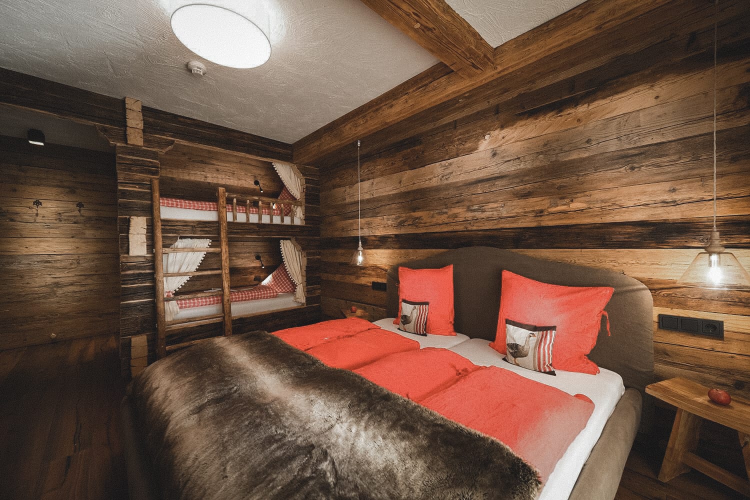 ALM SPA mit Altholz-Sauna und Rainforest-Dusche in der Schmuckstück-Hütte