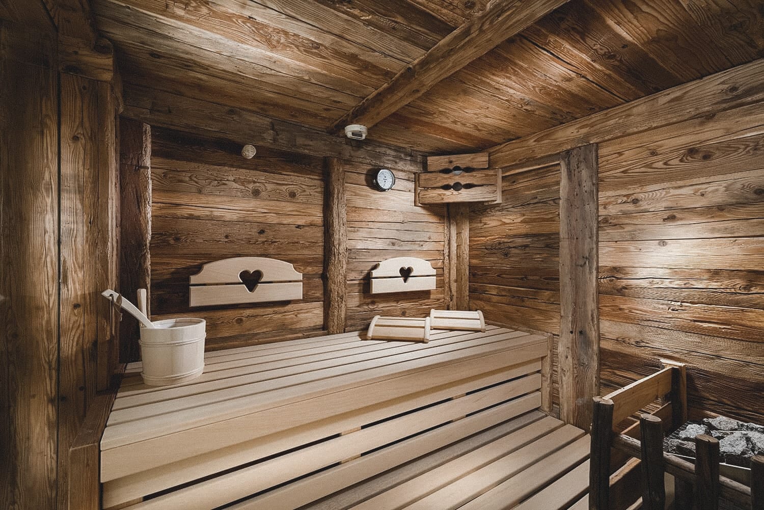 Schlafzimmer mit Kuschelnesterl in der Schmuckstück-Hütte am Proneben Gut