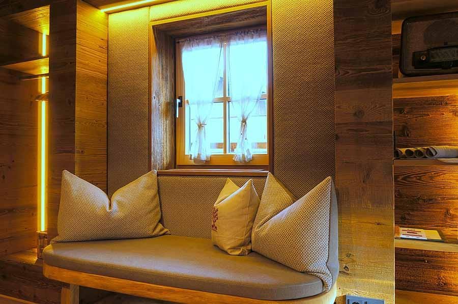 Badezimmer mit Doppelwaschbecken im S'Nesterl