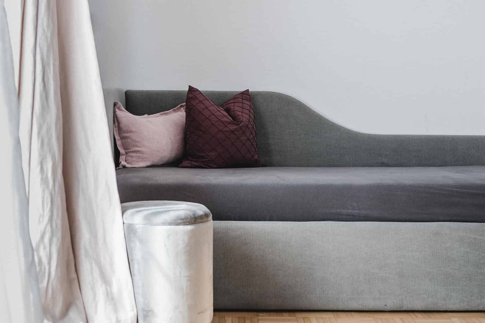 Wohnbereich der Träumerei mit Sofa und Sitzecke im Landhaus