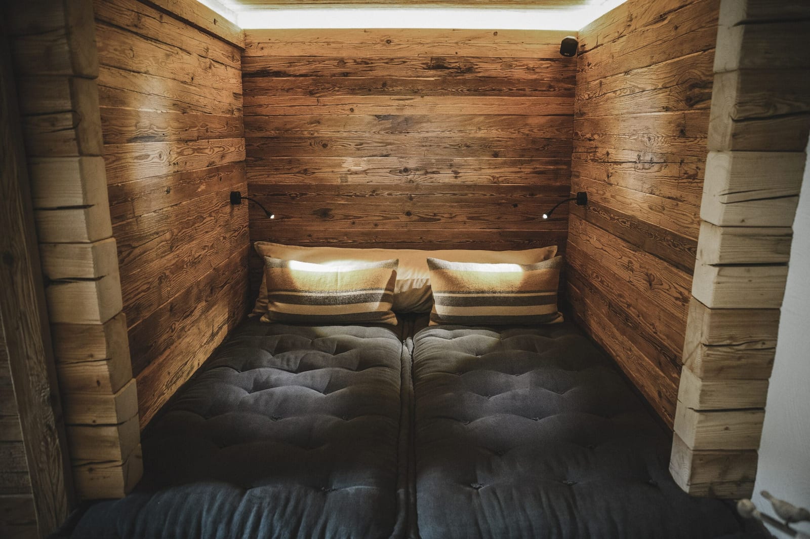 ALM SPA mit Altholz-Sauna und Panorama-Badewanne der Wiesenblume
