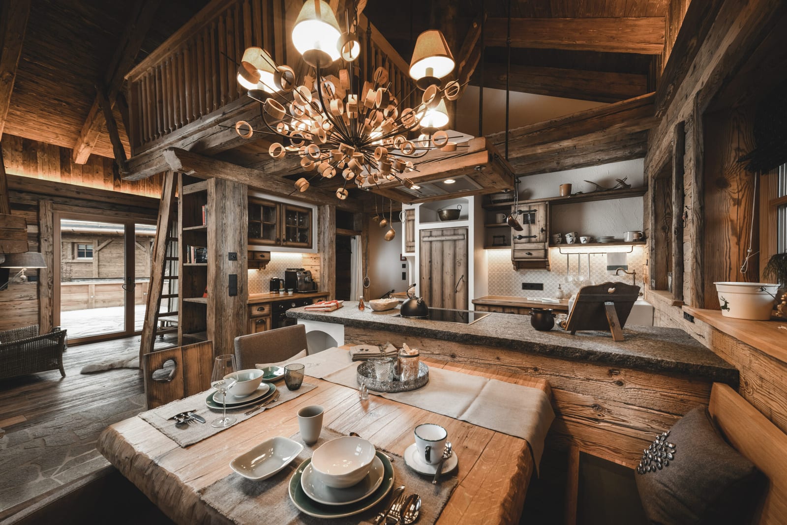 Esstisch in der Zirberl-Hütte