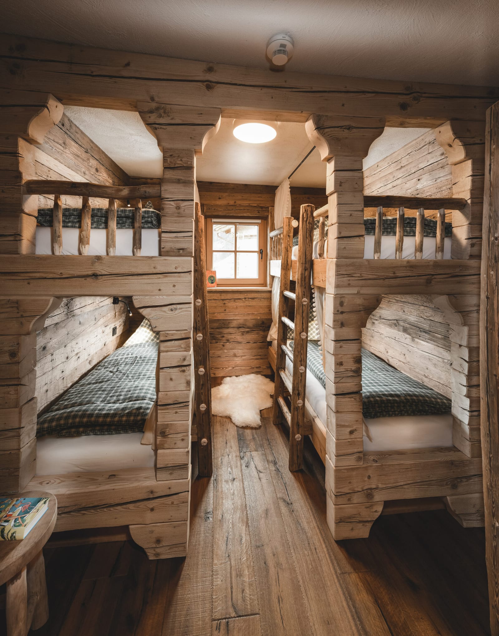 Kinderzimmer mit Stockbetten in der Zirberl