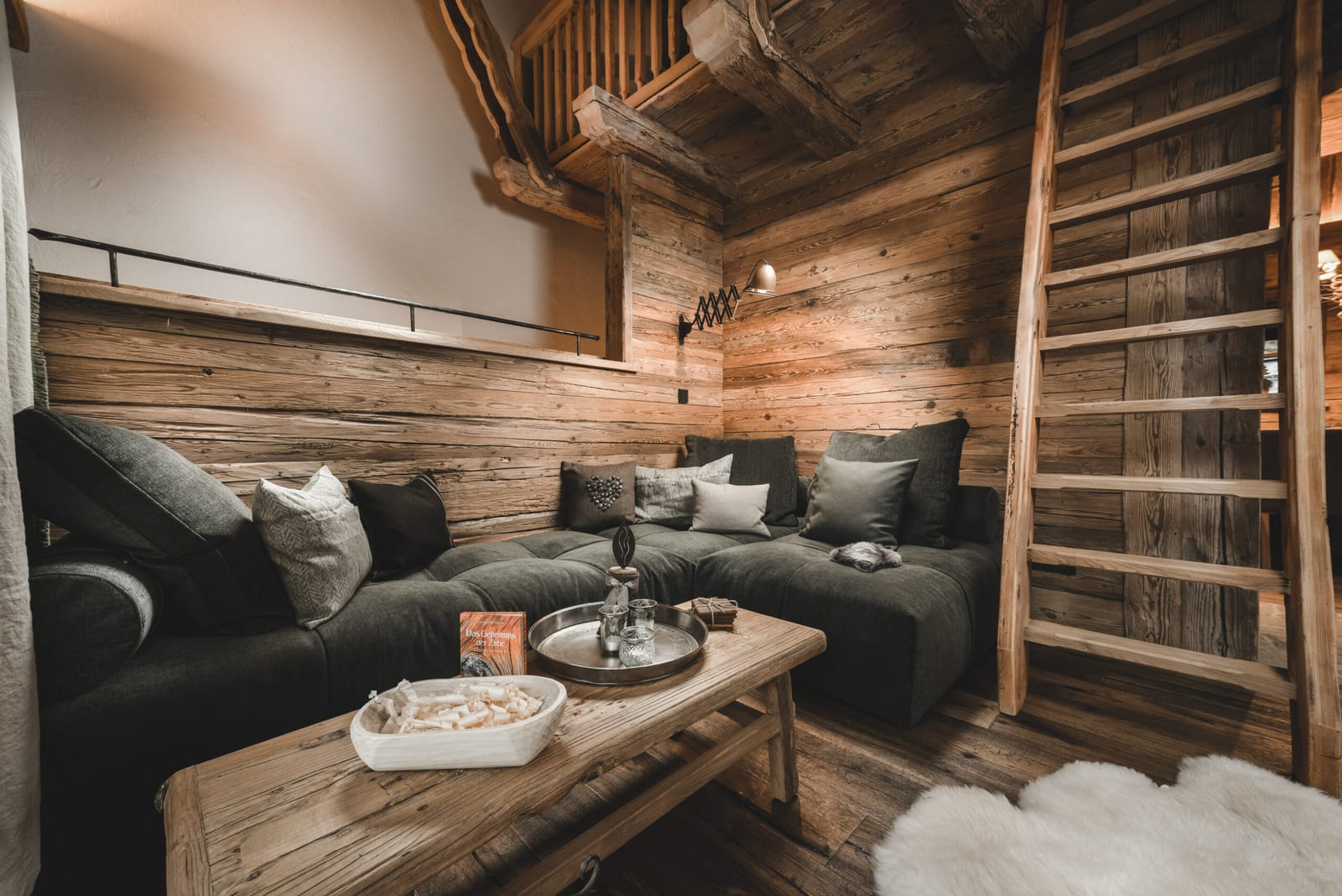 Kuschelecke mit Sofa in der Zirberl am Proneben Gut