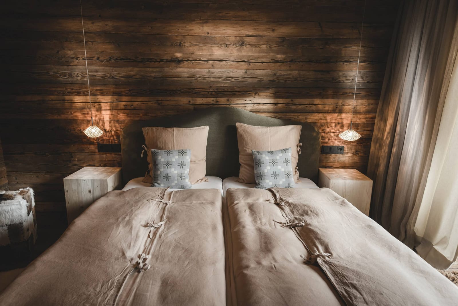 Schlafzimmer mit Altholz-Wand in der Zirberl