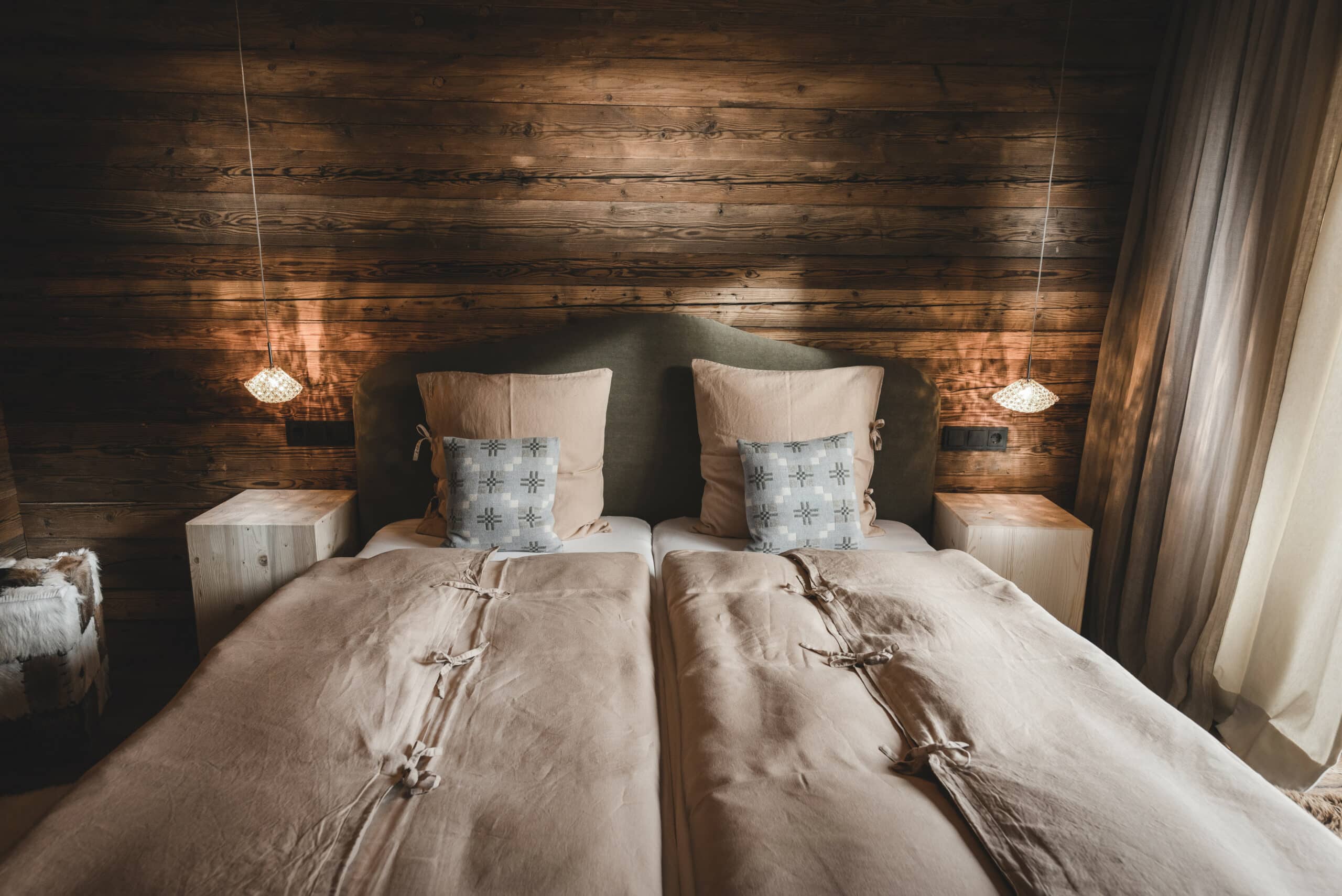 Naturwellness am Proneben Gut, private Sauna mit Holzwand und Bergblick