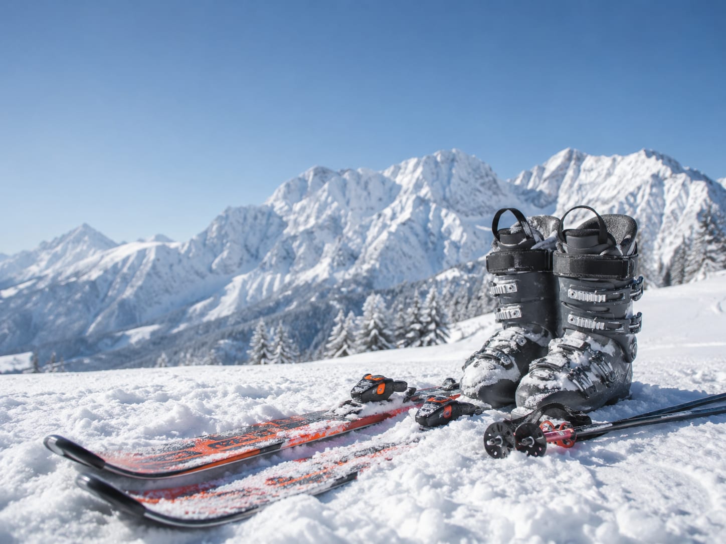 Skier und Skischuhe im Schnee vor dem Hochk&ouml;nig-Panorama